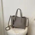 Bolso tote taupe de gran capacidad elegante bolso de hombro para mujer uso diario trabajo - Gris (Con Colgante)