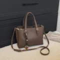 Bolso tote marrón de gran capacidad elegante bolso cruzado para mujer uso diario - Café Con Colgante