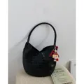 Woven black shoulder bag women stylish underarm bucket bag casual commuter purse 2026 new - With Pendant / Black