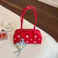 Bolso tipo bowling de lunares rojos con oso, elegante bolso de hombro de cuero. - Rojo con Colgante