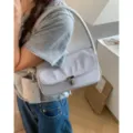 Bolso de hombro minimalista de nailon gris con cerradura metálica y un pequeño bolsillo. - Gris Arroz