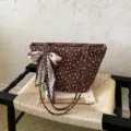 Retro bruine bloemen canvas shopper handtas, stijlvolle schoudertas met zijden sjaal decoratie. - Stijl Met Hanger / koffiekleur