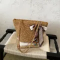Stijlvolle vintage corduroy bloemige schoudertas casual emmer tas met decoratieve sjaal. - Stijl Met Hanger / Bruin