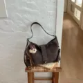 Retro texturierte Damen Achseltasche, schicke braune Schultertasche, stilvolle Freizeittasche - Kaffee Mit Anhänger