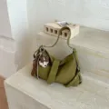 Retro texturierte olivgrüne Schultertasche mit niedlichem Plüsch-Anhänger und Riemen für Damen. - Grün Mit Anhänger