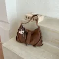 Retro braune Wildleder Umhängetasche für Damen, vielseitige Achseltasche mit Hund Anhänger. - Braun Mit Anhänger