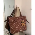 Bolso tote de lona con lunares marrones y colgante de oso, bolso de hombro elegante. - Con Colgante / Marrón