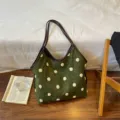 Bolso tote retro de ante verde oscuro con lunares blancos de felpa y asas marrones. - Verde (Sin Colgante)