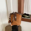Borsa secchiello in camoscio marrone da donna, elegante borsa a tracolla retrò quotidiana. - Marrone