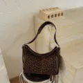 Bruine dames schoudertas van suède met luipaardprint, stijlvolle retro tas voor herfst. - Luipaard Zonder Hanger