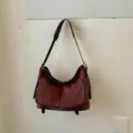 Stijlvolle bruine suède schoudertas voor dames, zachte hobo tas met chique lederen afwerking. - Roodbruin Zonder Hanger