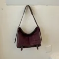 Donkerbruine suède schoudertas voor dames, zachte onderarmtas met klep en veelzijdige crossbodyriem. - Koffie zonder Hanger
