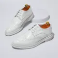 Herren weiße Lackleder Brogue Schuhe, modische Schnürschuhe für Business und Freizeitkleidung. - 38 / Glänzendes Weiß