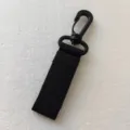 Zwarte plastic draaibare karabijnhaak met webbing, detailweergave van buitenaccessoire. - Zwart