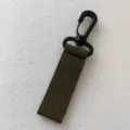 Detailopname van de tactische rugzak-webbing draaihaak met duurzame nylon band en plastic gesp. - Legergroen