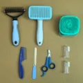 8-teiliges Haustier-Pflegeset mit Katzen- und Hundebürsten, Entfilzungskamm und Krallenschere. - 8-teiliges Set / Blau