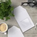 Witte enveloepset mockup op rustieke houten achtergrond met minimalflatlay stijl. - 200g Wit Kraftpapier Venster 8.5x12.3cm