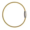Detalle del llavero de cable de acero revestido de color dorado con cierre. - Amarillo