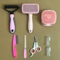 Detailansicht des 8-teiligen rosa Haustier-Pflegesets mit Bürsten, Kämmen und Scheren. - 8-teiliges Set / Rosa