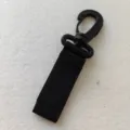Detailaufnahme des schwarzen Kunststoff-Karabiners mit Nylonband für Outdoorausrüstung. - Ganz-Kunststoff Schnalle / Schwarz