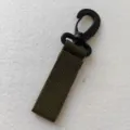 Detailansicht des schwarzen Kunststoff-Drehhakens mit taktischem olivgrünem Nylon-Gurtband. - Ganz-Kunststoff Schnalle / Armeegrün