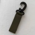 Outdoor taktischer Gurtband Schlüsselanhänger Drehhaken Detailansicht, robustes Nylongewebe. - Schnalle mit Eisendraht / Armeegrün