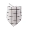 Gros plan détaillé du bandana pour animaux, motif à carreaux noir et blanc, tissu doux. - Carreaux Blancs