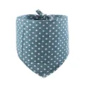Gedetailleerde opname van de blauw-witte polkadot huisdierenbandana van zacht katoen. - Donkerblauw