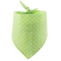 Groene stip huisdier bandana detail opname, zachte katoenen stof van dichtbij bekeken. - Fluorescerend Groen