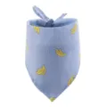 Gedetailleerde close-up van een blauwe huisdier bandana met geel bananenpatroon en strik. - Banaan