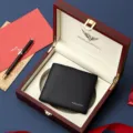 Herren Kurzer Ledergeldbeutel mit Geschenkbox, klassische schwarze Geldbörse für Männer. - Rote Holzkiste Packung / Schwarz