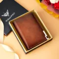 Herren Kurzgeldbörse aus echtem Leder mit Kartenfächern in eleganter Geschenkschachtel. - Exklusive Geschenkbox / Gelbbraun