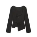 Vista detallada de blusa elegante negra de manga larga con cintura asimétrica. - XS / Tops / Negro