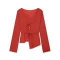 Vista detallada de la blusa cruzada asimetrica roja de manga larga con lazo en la cintura. - XS / Tops / Rojo