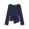 Detalle de blusa asimétrica de manga larga azul oscuro, camisa con lazo en cintura. - XS / Tops / Azul marino