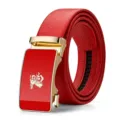 Cintura da uomo in vera pelle rossa con fibbia automatica dorata e design con coniglio zodiacale. - Fibbia Oro Faccia Rossa Cinturino Rosso con Scatola Regalo / 105cm