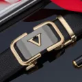 Cintura automatica in vera pelle da uomo con elegante logo V per affari e moda. - 105cm / Oro Spazzolato