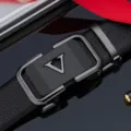 Cintura in pelle nera da uomo con fibbia metallica automatica logo V, stile elegante casual. - 105cm / Gunmetal Opaco
