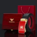 WilliamPOLO Heren Echt Lederen Riem Rode Automatische Gesp Geschenkdoos Set Nu - Gouden Gesp Rood Gezicht Zwarte Band met Rode Houten Doos