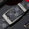 Cintura in pelle elegante da uomo con fibbia ad ardiglione in metallo e cinturino testurizzato. - Argento / 105cm