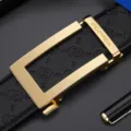 Cintura in pelle da uomo con fibbia automatica e motivo monogramma per abbigliamento business. - Confezione Regalo Esclusiva / 105cm / Oro