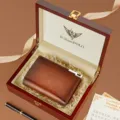 Herren Leder Kurzbrieftasche in Retro-Braun mit edler Geschenkbox und luxuriöser Ausführung. - Rote Holzbox / Gelbbraun
