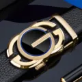 Cintura automatica da uomo in vera pelle con fibbia geometrica in metallo dorato. - Stile Motivo Litchi / 105cm / Fibbia Dorata Bordo Blu