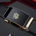 Luxus Herren Ledergürtel mit automatischer goldener Drachenschnalle und schwarzem Band. - 105cm / Goldene Schnalle Schwarz Außen Rot Innen (Schwarze Geschenkschachtel)