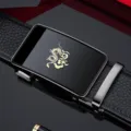 Schwarzer Ledergürtel für Herren mit goldener Drachenschnalle für ein perfektes Geschenk. - 105cm / Gunmetal Schnalle Schwarz Außen Rot Innen (Schwarze Geschenkschachtel)