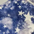 Sternenhimmel blauer Rucksack Stoffdetail, wasserdichtes Material zeigt Textur und Muster. - Mit Anhänger / Schwarz
