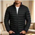 Detailansicht der schwarzen Herren Winterjacke mit Stehkragen und modischem Stepp-Design. - S / Oberteile / Schwarz
