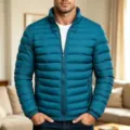 Nahaufnahme Detail der Herren einfarbigen Stehkragen Pufferjacke mit Reißverschluss für Herbst. - Hellblau