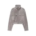 Primo piano dettaglio della giacca corta in camoscio grigio con spalline e tasche con patta. - XS / Grigio