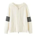 Vue détaillée du cardigan zippé blanc en tricot à capuche avec des rayures noires sur les manches. - M / Hauts / Blanc